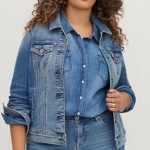 TORRID TRUCKER JACKET DENIM LIHT WASH. 4X